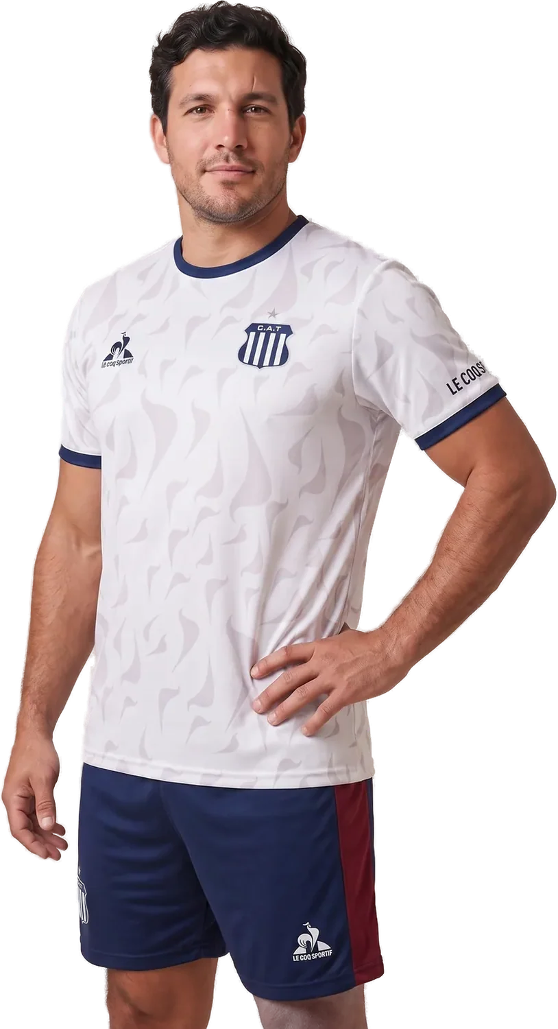Modelo con remera de pre match fabricada por 30 Colores para Talleres de Córdoba